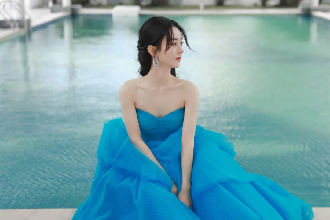 演员周洁琼和赵丽颖，活泼与温柔你喜欢哪种风格呢？
