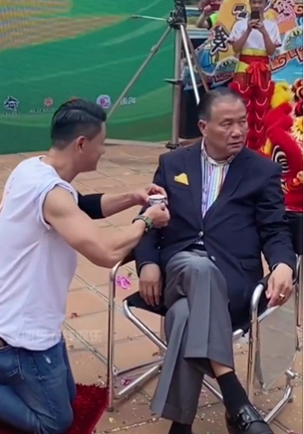 万梓良的不幸史：从影帝到街头"卖丑"，