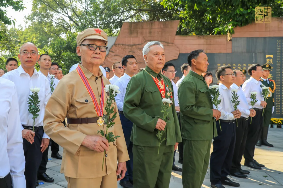 缅怀先烈丨泸州隆重举行向烈士敬献花篮仪式