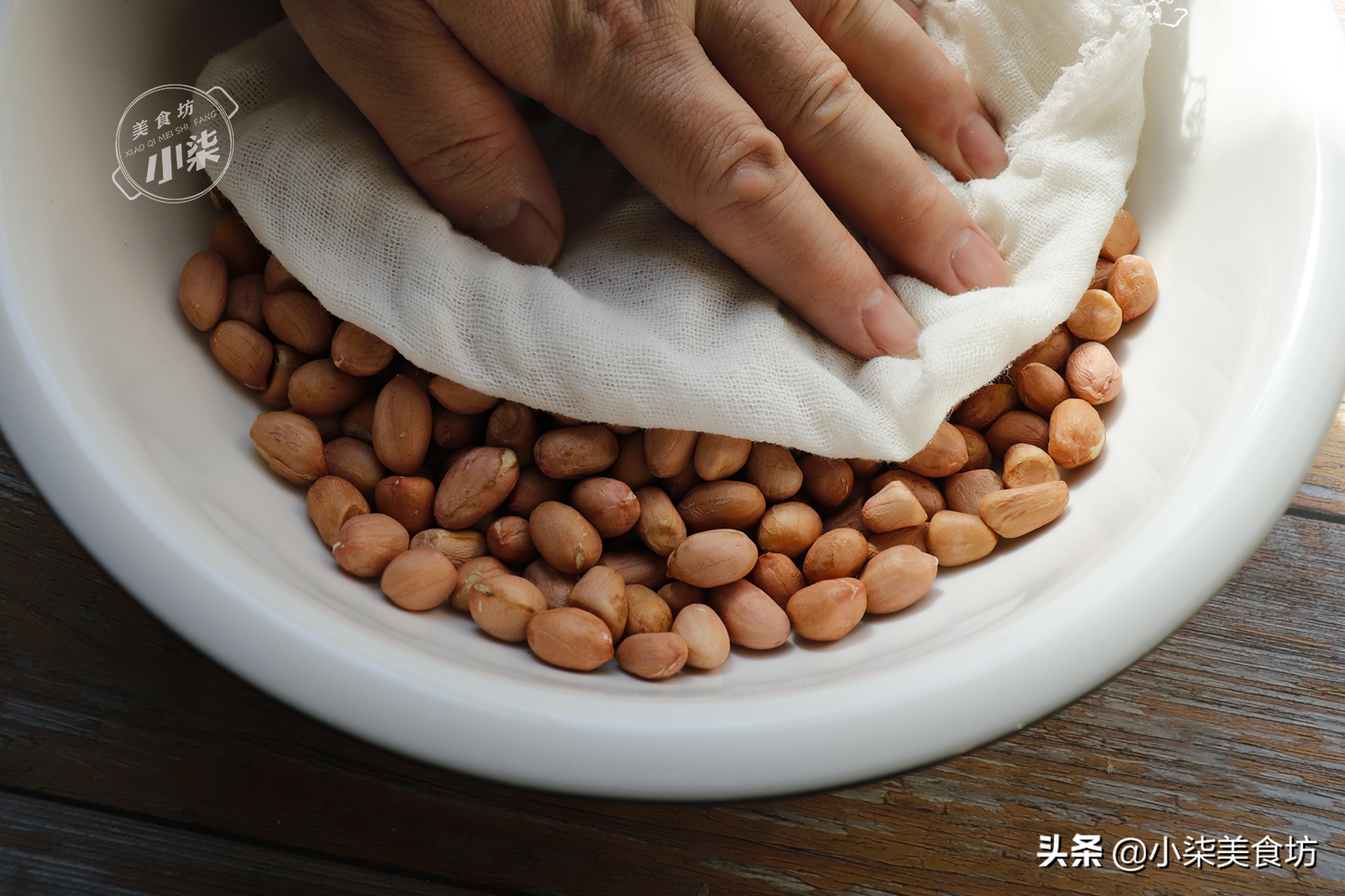 花生里打2個雞蛋，老式做法教會你，年夜飯吃著香，下酒必備