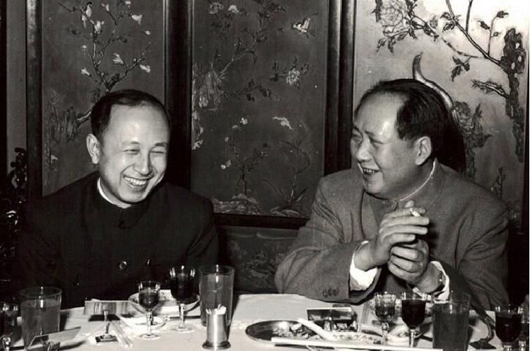 国家到底对钱学森有多重视？看看他身边那两个人的身份，就知道了