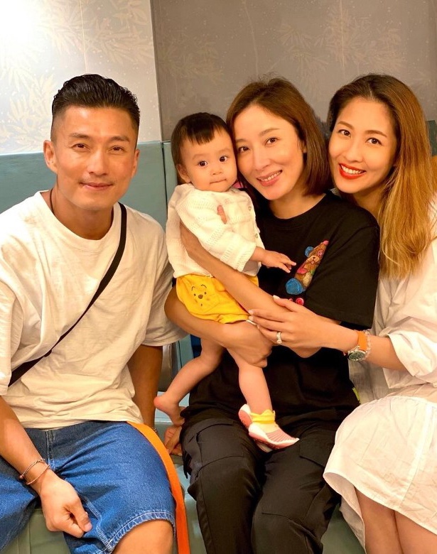 楊怡首次帶女兒出門見朋友，1歲小珍珠大眼超萌，很像爸爸羅仲謙