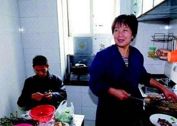 还记得11年前，割肝救子感动中国的暴走妈妈吗？如今她过得怎样？