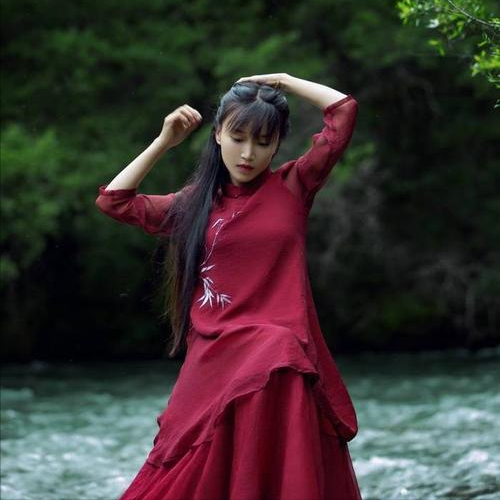 李子柒上台领奖曝真实颜值，视频中美如仙女，脱离滤镜后仙气全无