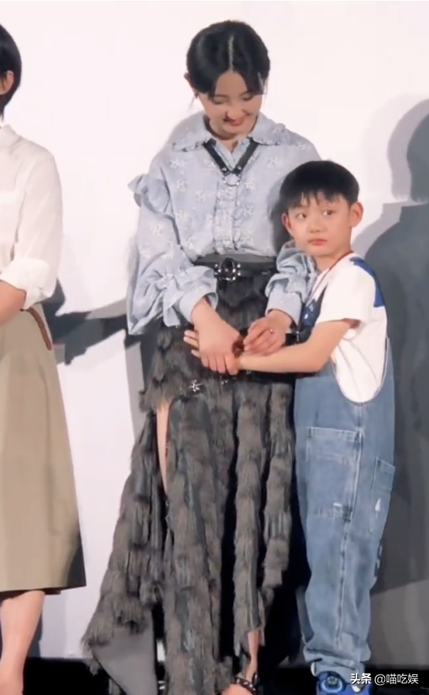 Zhang Zifeng crouchs next mixing group photo of young actor on bended knees, be dragged by: Camera lens of behind the curtain cannot scatter a lie