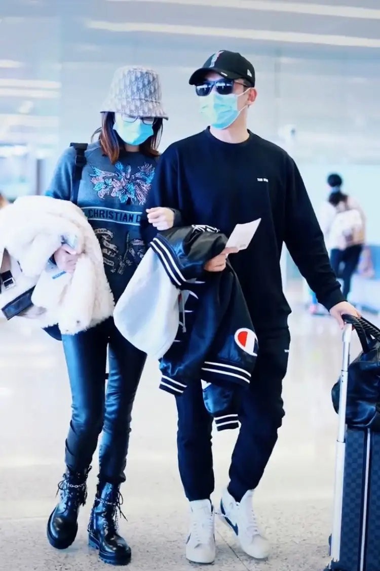 郑恺携妻走机场，二人都手拿外套好默契，苗苗