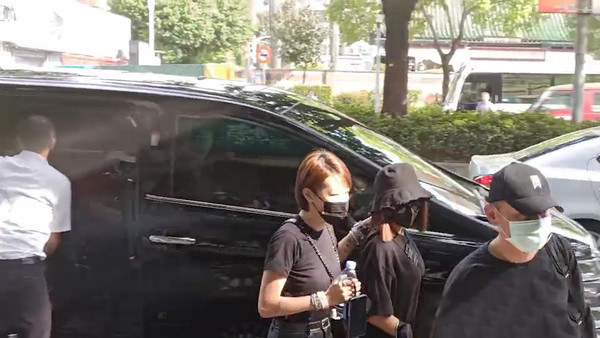 黄鸿升追悼会现场：女友情绪几近崩溃，张钧甯贾静雯曹格哀伤落泪
