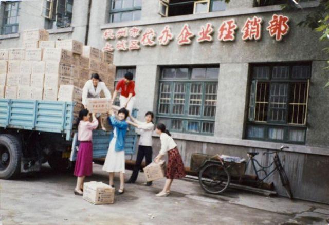 娃哈哈宗庆后：42岁创业，3次问鼎首富，76岁却二次创业，为啥？