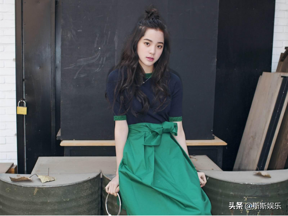 欧阳娜娜空降李佳琦直播间，妆容显老被吐槽，