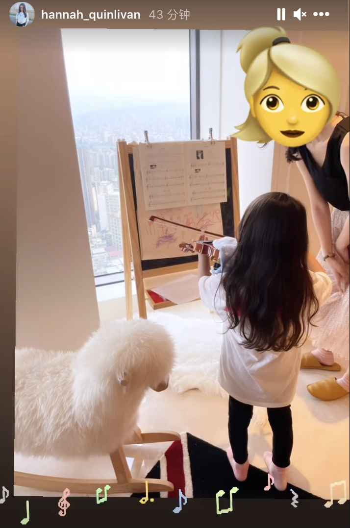 画周杰伦？小周周照着爸爸的照片作画超认真，周董豪宅豪华有档次