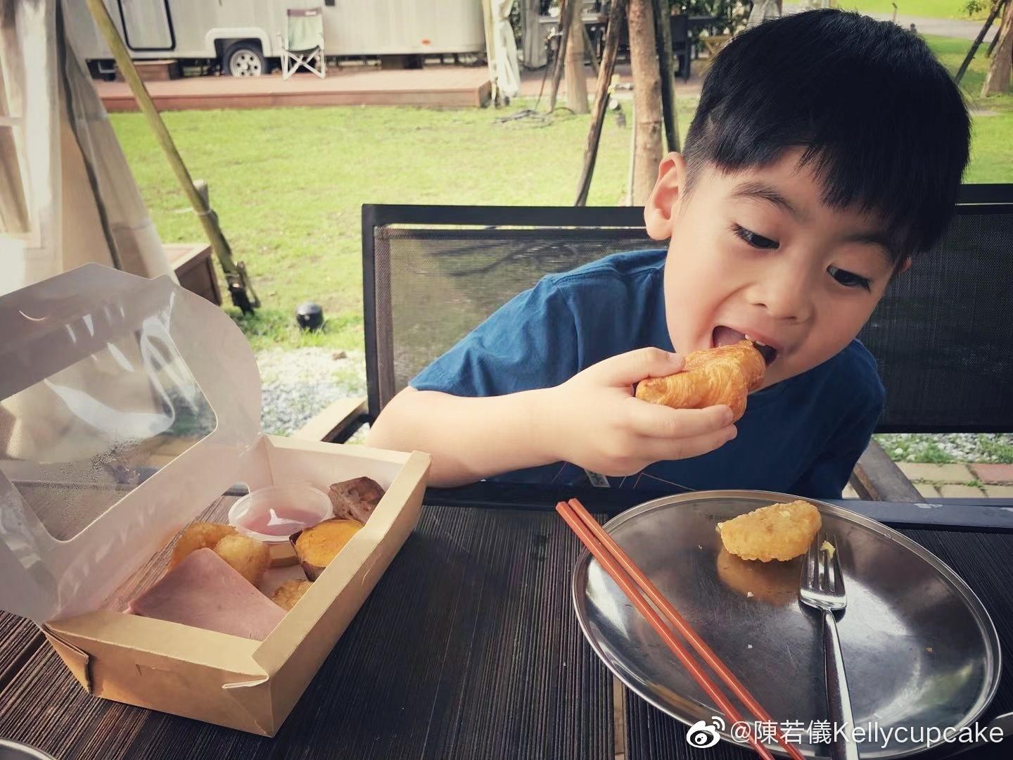 林志穎老婆帶仨兒子露營，kimi長高帥氣，貼心帶雙胞胎弟弟玩