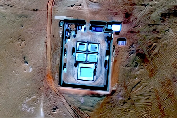 谷歌地图又有新发现，被地雷围绕的沙漠中有一片“秘密军事基地”