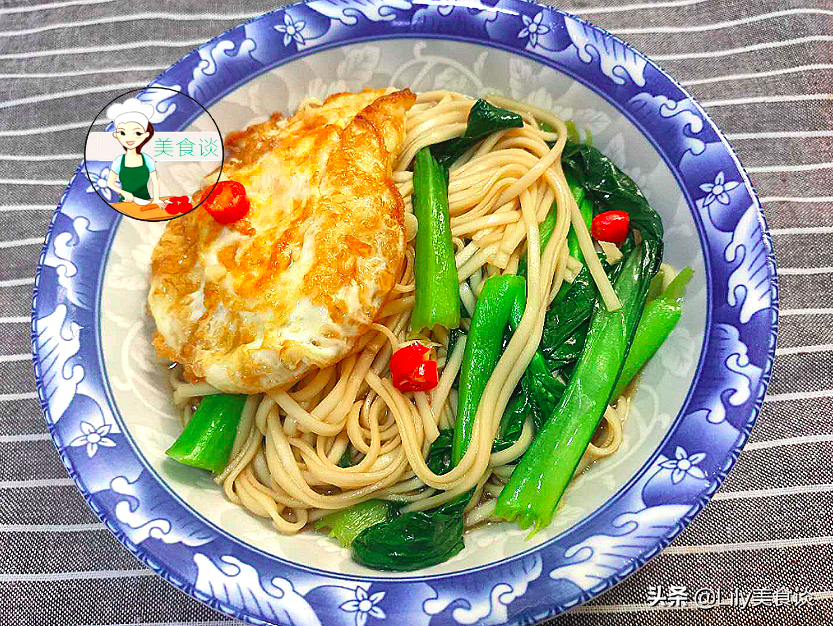 It’s cold, so I’ll be greedy for this bowl of noodles for breakfast. It’s sour and appetizing and nutritious. A bowl of breakfast is very satisfying.