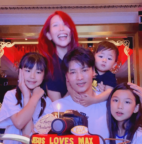 妈妈力爆棚！蔡少芬一手抱儿子一手炒菜，脚踩灶台姿势超霸气