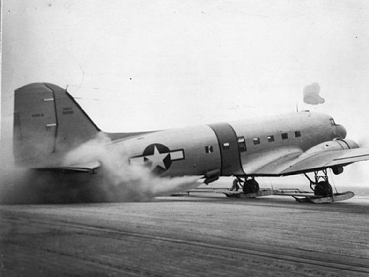 美军用火箭技术助推C-47运输机在航母上起飞