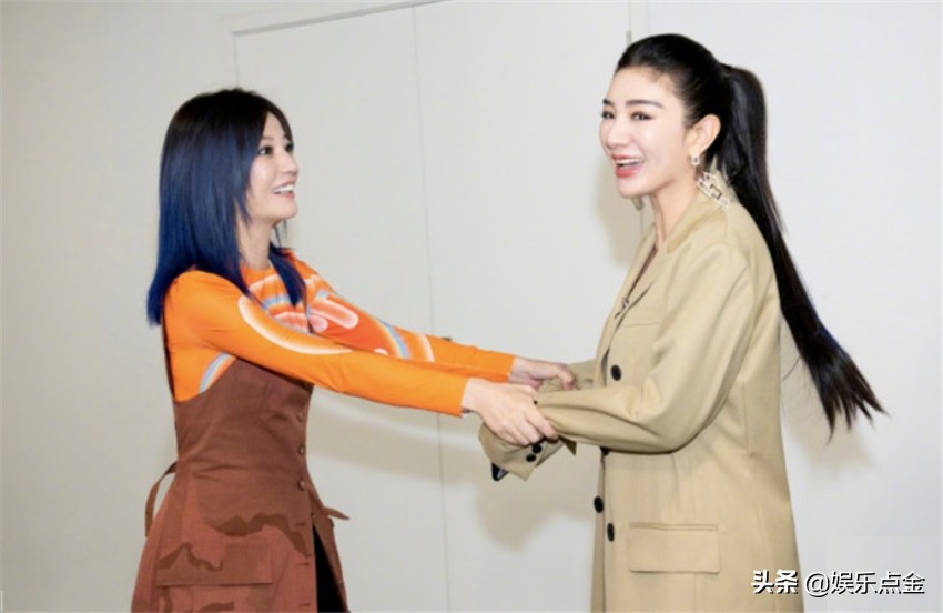 赵薇黄奕两代小燕子同框，赵薇输了气质，却赢在了细节上
