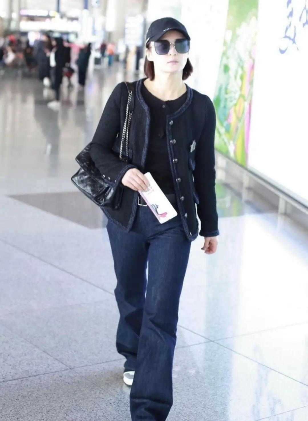 何洁早该这么穿了，一身黑色Look配脏辫“A爆”，