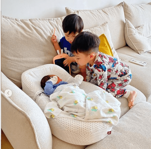 胡杏儿晒工作照过端午，穿修身裙秀S曲线，产后俩月身材恢复完美