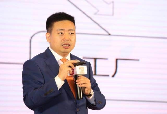 湖北放牛娃叶国富，中专毕业，靠卖小饰品挣下242亿身家，凭啥