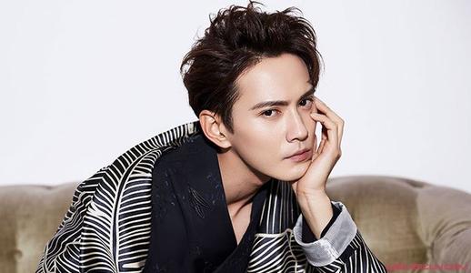 曾是超模大赛的冠军，转型成演员，形象俱佳却