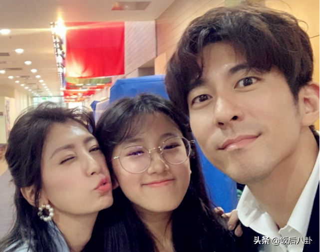 梧桐妹晒全家福，咘咘做鬼脸表情搞怪，波妞门牙掉了笑得很可爱