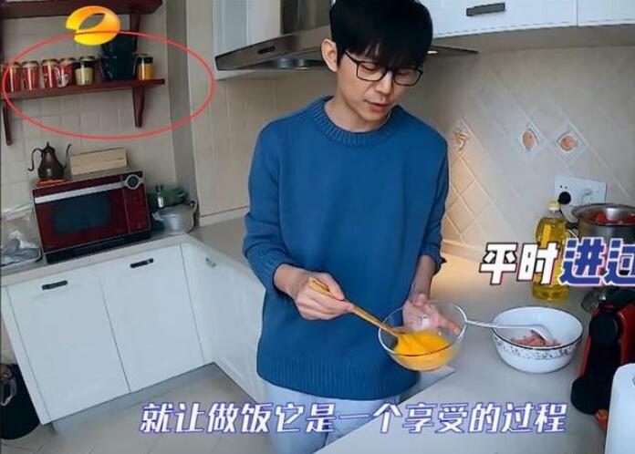 走进何炅在长沙的家，厨房里全是速食奶茶和泡