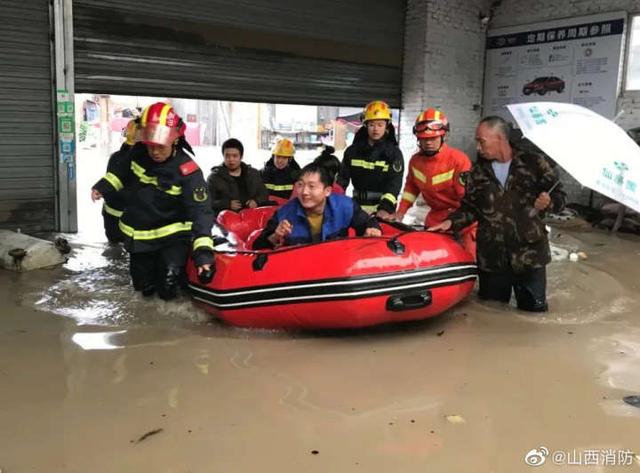 直击山西暴雨现场图
：多地雨量破纪录 上万人被转移