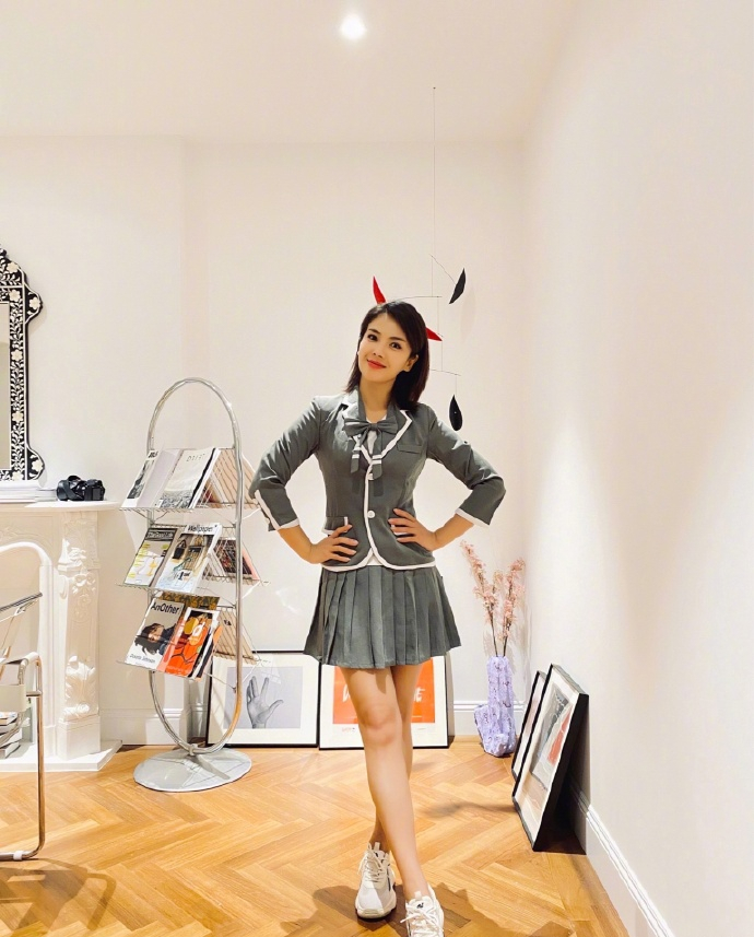 刘涛参加女团穿JK制服，嘟嘴卖萌扮嫩，自嘲跳起舞会崩开