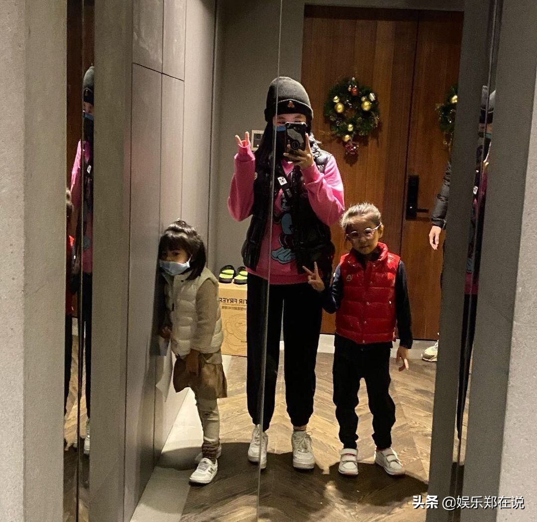 梧桐妹曬和咘咘戴眼鏡同框照，Bo妞換牙僅剩兩顆小虎牙成功搶鏡