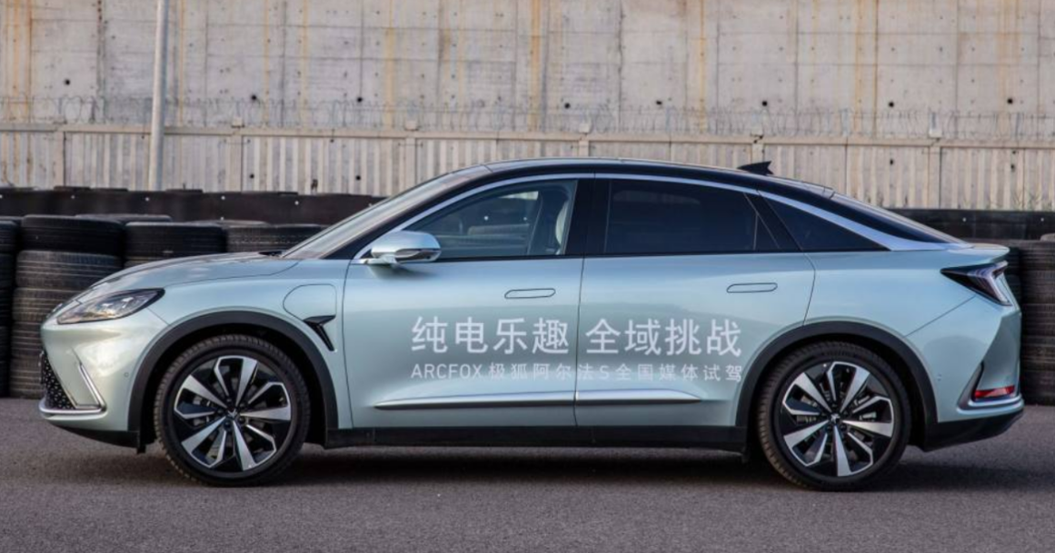 试驾ARCFOX极狐阿尔法S，这是一台可以颠覆认知的电动车