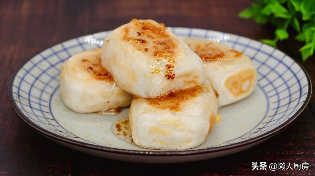 年糕不用買，撒點糯米粉，加點熱水自己做，咬一口，還會爆漿