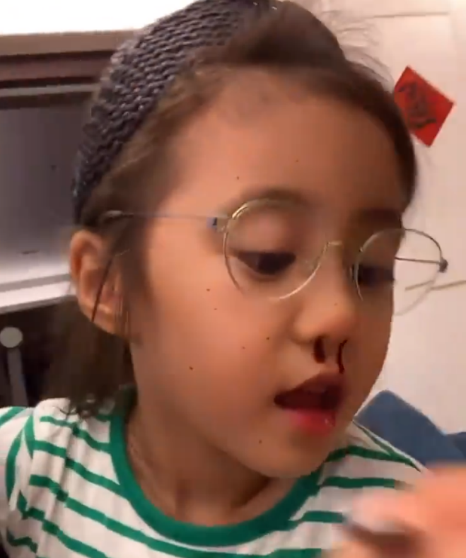 咘咘姊妹在家玩嗨了，姐姐直视镜头搞怪，4岁波妞放飞自我