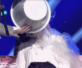 漂亮的美女GIF图片：玫瑰花，确实漂亮！