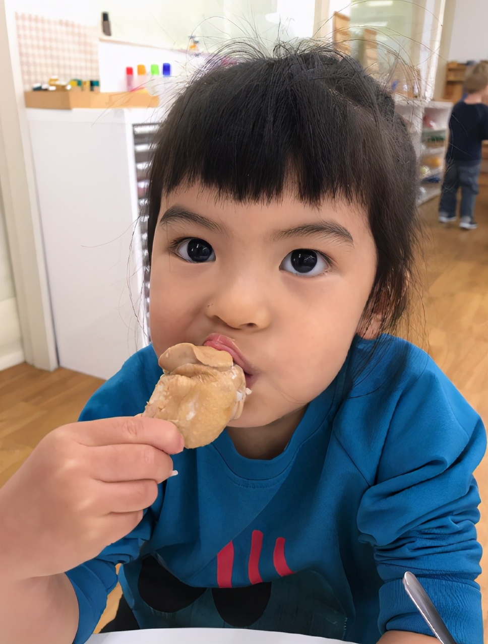 賈靜雯帶女兒們聚會，波妞變小吃貨，為吃蛋糕擠走壽星坐C位萌翻