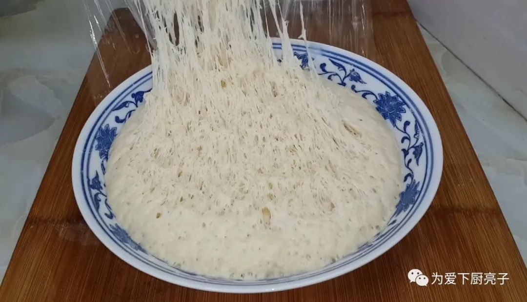 烙千層餅時，切記不要放小蔥，教你一招柔軟勁道，吃著真過癮