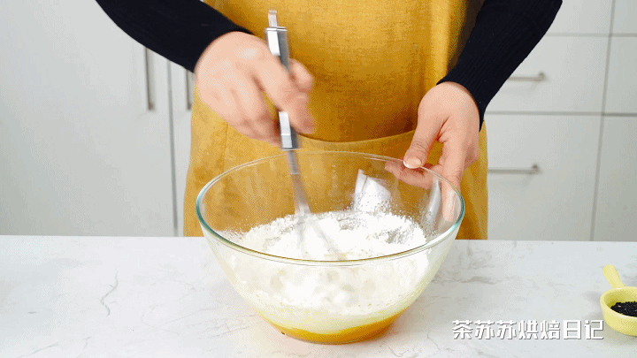 3個雞蛋加碗麵粉！ 攪和攪和，輕鬆一烙，酥脆的蛋捲就出來了