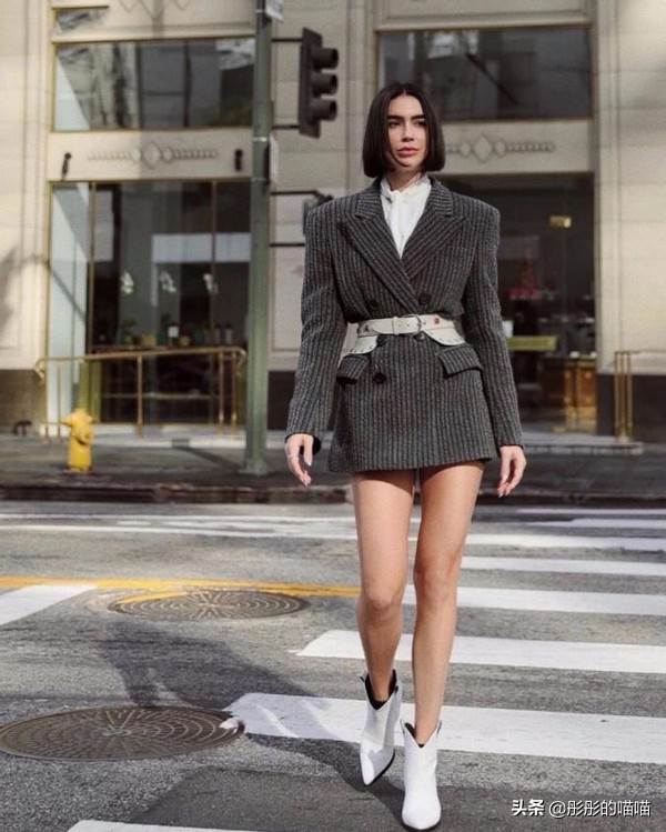 赵雅芝越老越敢穿，全身上下只穿一件西装，看