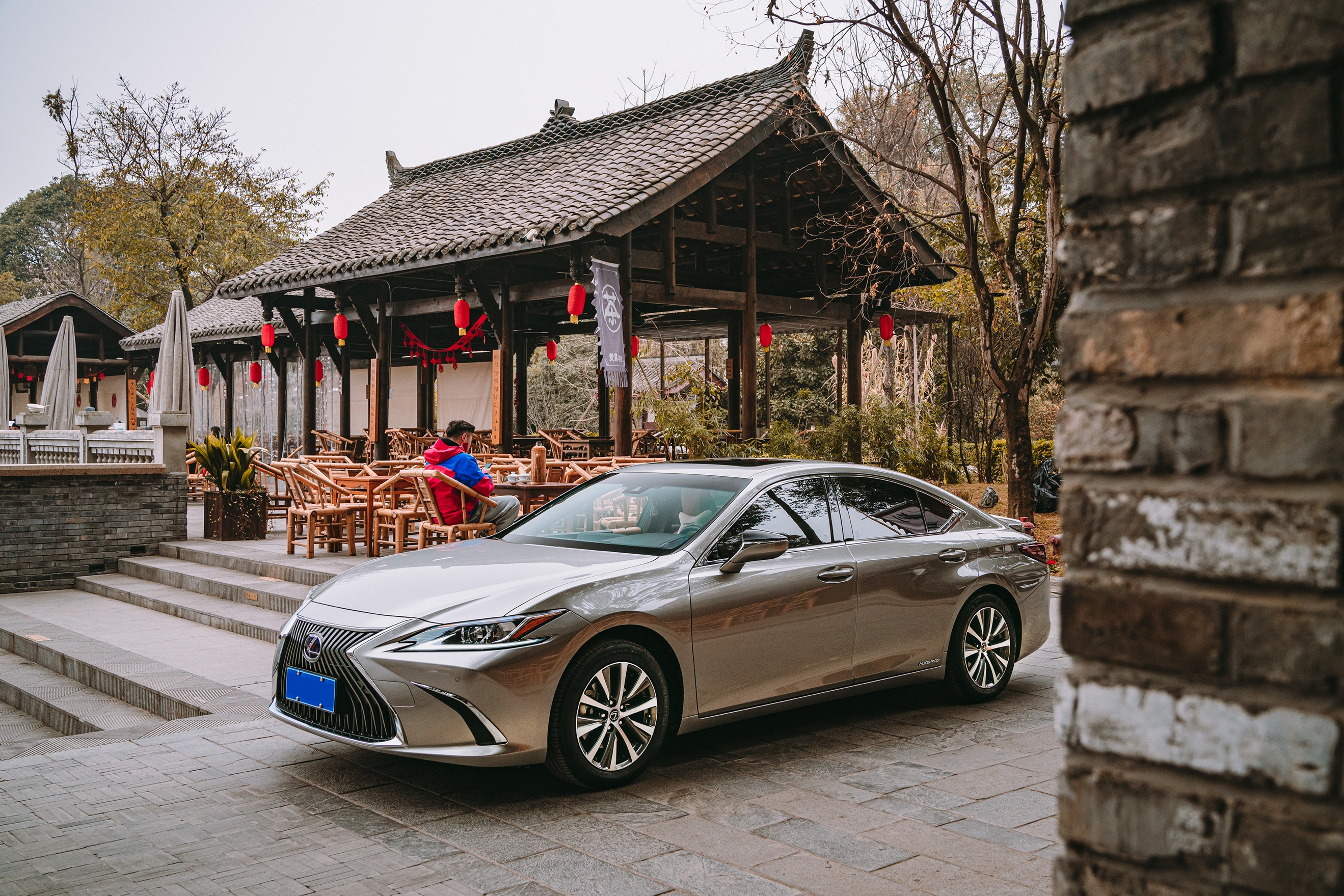 感受城市，需要一台安静并且舒适的雷克萨斯ES