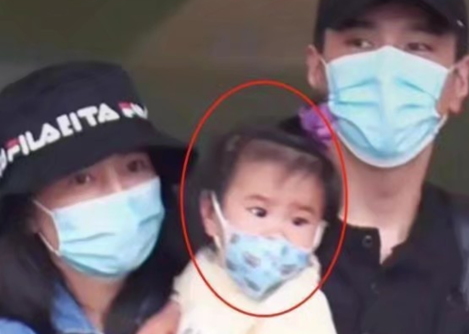 高圆圆女儿“抓周”，爷爷一脸苦笑：抓到了我