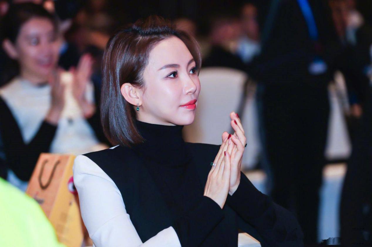 为何潘晓婷年近40还没结婚？看看她洗完澡的自拍