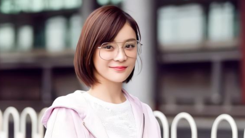 同样是拍戏“吐血”，迪丽热巴尴尬，赵丽颖悲痛，而她却成表情包