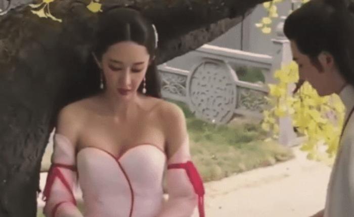 成烂片女王后的她，出名整容失败还耍大牌，如今拍啥戏都翻不了身