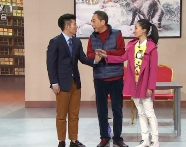 她是冯巩“女儿”，因春晚跷二郎腿一炮而红，