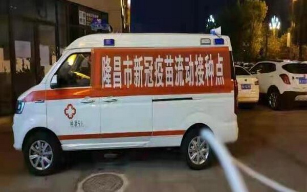四川隆昌：新冠疫苗接种流动服务车把关爱“载”入社区