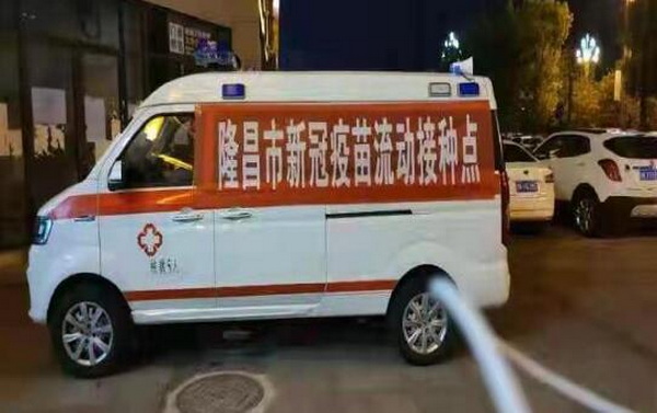 四川隆昌：新冠疫苗接种流动服务车把关爱“载”入社区