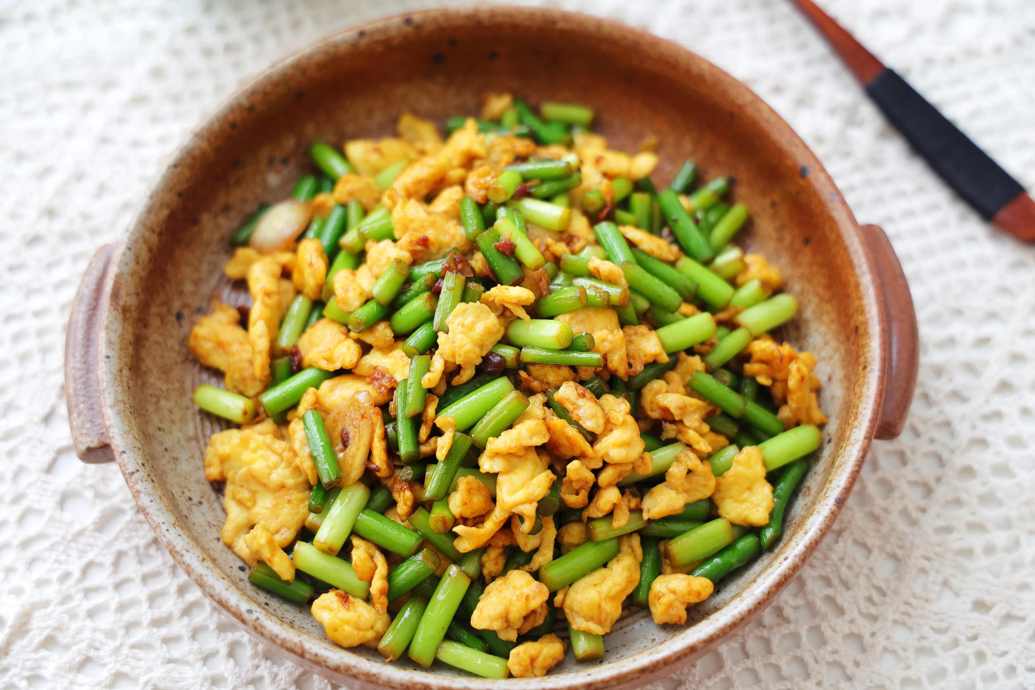 雞蛋和蒜薹的新吃法，醬香美味，鮮嫩好吃，特下飯！ 一定要試試