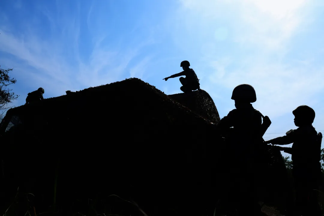 就是这么帅！77集团军小女兵，肩扛新型便携式导