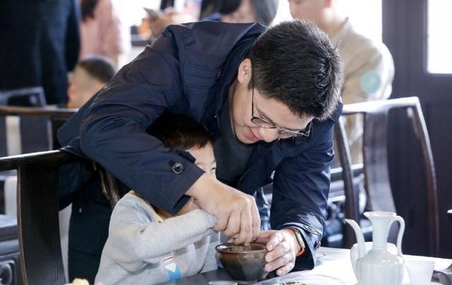 霍啟剛週末攜妻兒看畫展，兒子專注女兒秀氣，郭晶晶穿搭氣質佳