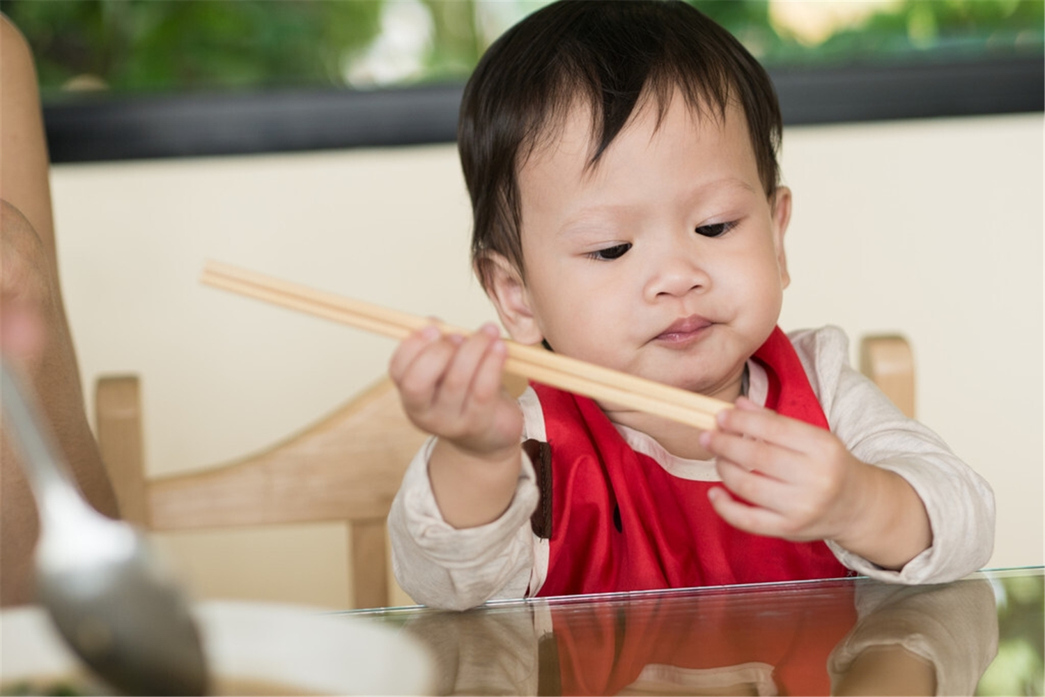孩子不会用筷子，是不是发育落后？别焦虑，你需要一些技巧