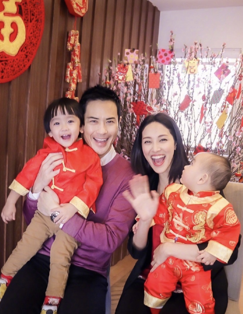 郑嘉颖次子满一周岁，陈凯琳晒照为其庆生，弟弟和哥哥像双胞胎